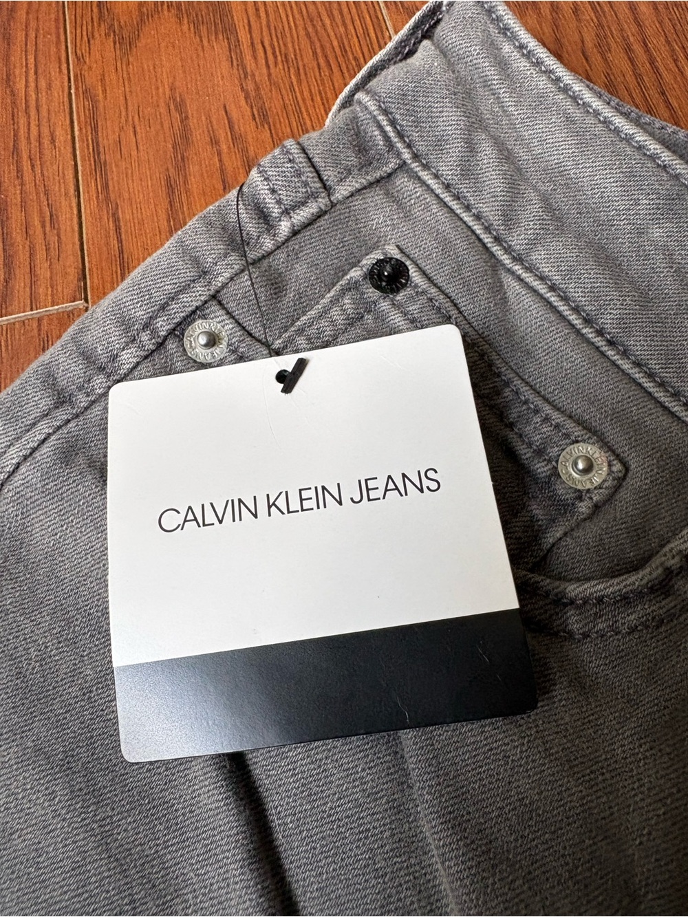 NWT Calvin Klein Jeans Grey Denim Bermuda City Shorts Cuffed Size 8 - Picture 4 of 4